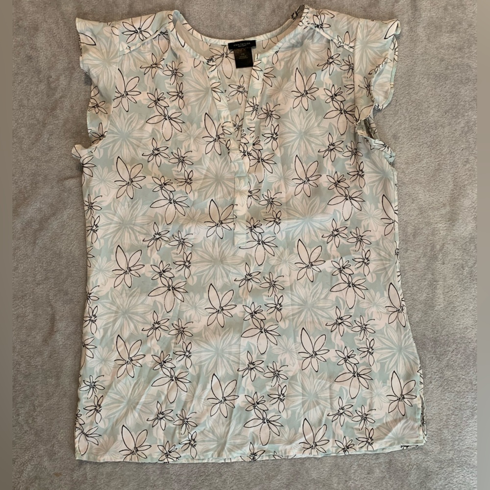 ANN TAYLOR FACTORY V - Neck Blouse